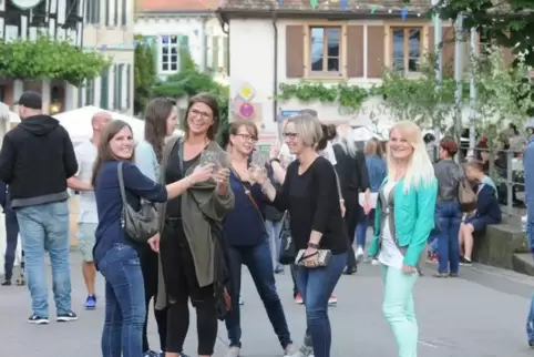 Die Wachenheimer Innenstadt - hier am Marktplatz - gehört beim Burg- und Weinfest an allen Abenden allein Passanten.  Foto: Fran