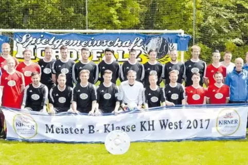 Strahlende Meister: das Team der SG Nordpfalz. Stehend (v. l.): Mario Jost (sportlicher Leiter), Markus Braden, Jerome Reis, Sve