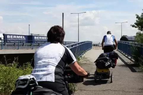 Mehr Licht! Der Fahrradweg zwischen Westheim und Lingenfeld entlang der Bahnschienen soll beleuchtet werden – so wie dieser Radw