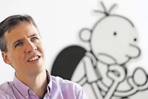Kinderbuchautor Jeff Kinney mit seiner Figur Greg.