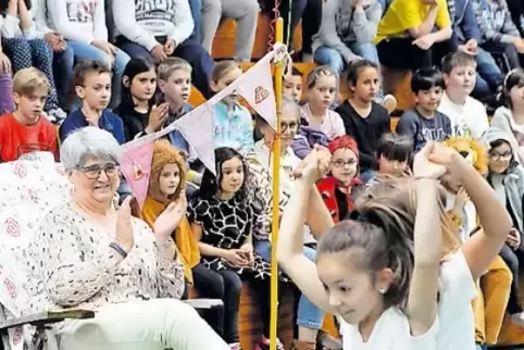 Bei einer Feier verabschiedete die Schule ihre Sekretärin Petra Simon (links).