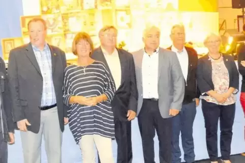 Beim Festabend von links: Der stellvertretende Partnerschaftsvorsitzende Joachim Memmer, Ortsbürgermeister Walter Schwartz (Erfw