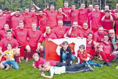 Ein Meer in Rot – die Meister-Fußballer des TuS Maßweiler mit Kind und Kegel: (stehend von links) Spielertrainer Stefan Kehl, Sa