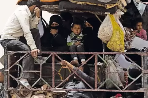 Zivilisten fliehen vor den Kämpfen aus Raqqa.