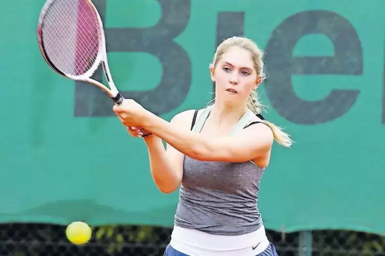 Die junge Zoe Zimmer hat im zweiten Althornbacher Damenteam ihre bisherigen vier Einzel verloren, aber ein Doppel gewonnen.