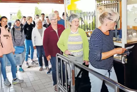 Begeisterte Frühschwimmerinnen und Schulklassen waren gestern Morgen die ersten Badegäste im sanierten Kalmitbad in Maikammer.