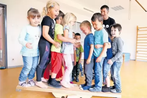 Uuuuups: Die Kinder testen, wann die Wippe im Gleichgewicht ist.