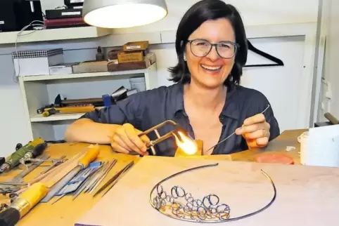 Legt letzte Hand an das Objekt der Begierde: Schmuckdesignerin Hanna Tochtermann-Bischof. Sie hat die Krone der Brezelkönigin ge