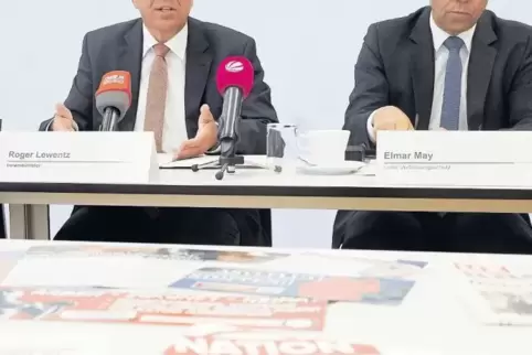Blick auf Schriften aus dem rechtsextremen, linksextremen und islamistischen Bereich: Innenminister Roger Lewentz (links) und El