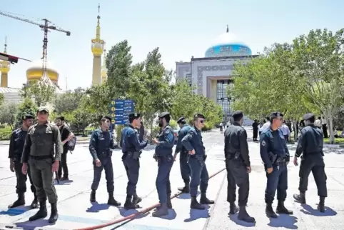 Hochsymbolisch: Ein Ziel der IS-Attentäter war das Mausoleum des Ayatollah Khomeini im Süden Teherans. Hier schützen Sicherheits