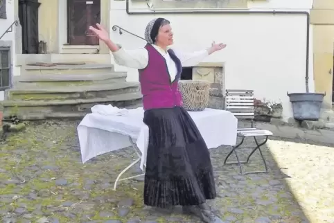 Coralie Wolff in der Rolle der Lutherin, die auf bewegte Lebensjahrzehnte zurückblickt.