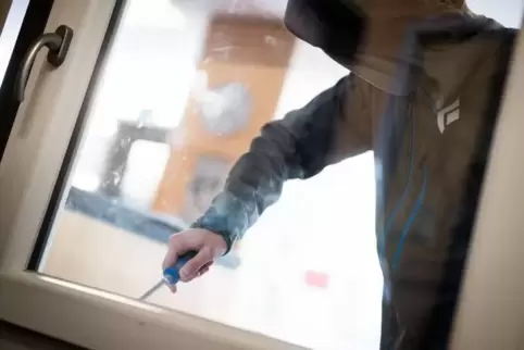 Schmuck im Wert von mehreren Tausend Euro haben Einbrecher aus einem Haus in der Jahnstraße entwendet. Foto: Bolte