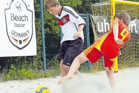 Am Sonntag wirbeln die Junioren im Niederkirchener Sand.