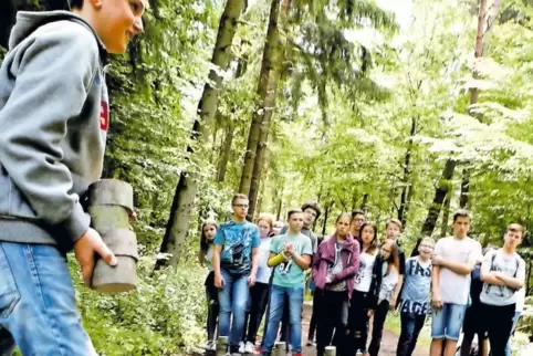 Beim Baumscheiben-Spiel sind Geschicklichkeit und Tempo gefragt.