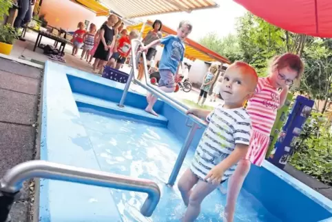 Bei schönem Wetter ist das Kneippbecken für die Kinder ein Vergnügen.