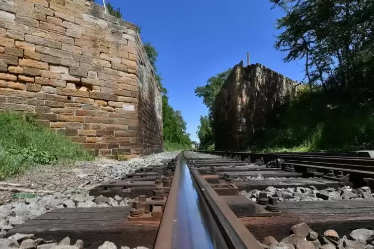 Die Brücke über die Bahnlinie in Deidesheim ist abgerissen. Jetzt aber besteht neuer Beratungsbedarf.  Foto: Mehn 