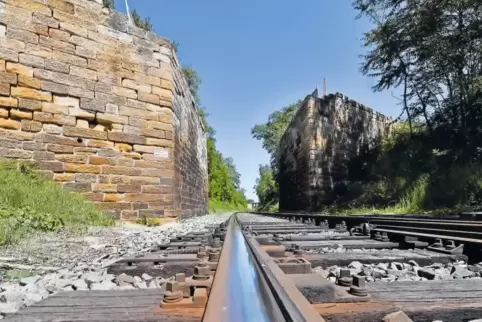 Die Brücke über die Bahnlinie in Deidesheim ist abgerissen. Jetzt aber besteht neuer Beratungsbedarf.
