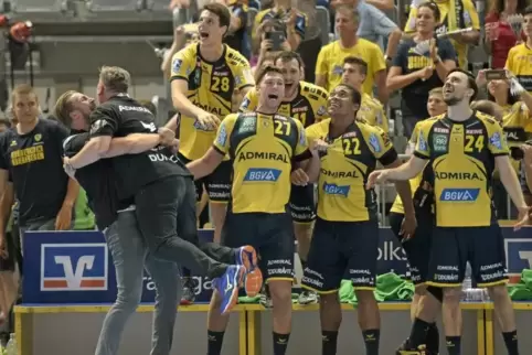 Der Moment, in dem alles klar war: Die Löwen feiern kurz vor dem Abpfiff der Partie gegen den THW Kiel. Foto: 