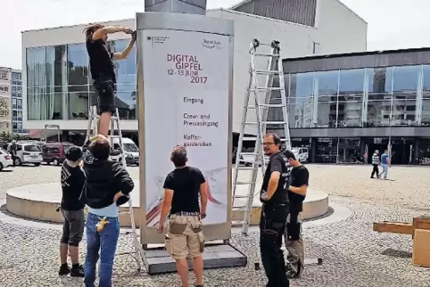 Gestern wurden Infotafeln zum Digital-Gipfel vorm Pfalzbau montiert.