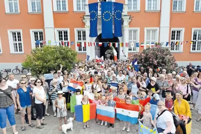 2016: Europa-Bekenntnis mit Fähnchen und Europa-Brezeln vor dem Rathaus. 2016: Europa-Bekenntnis mit Fähnchen und Europa-Brezeln vor dem Rathaus.
