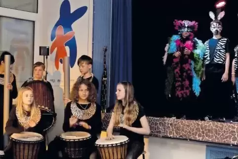 Getrommelt und gesungen wird beim afrikanischen Musical „Kwela, Kwela“.