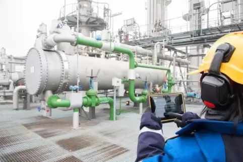 Per Tablet haben BASF-Mitarbeiter Zugriff auf Informationen über Chemieanlagen. Dadurch werden Wartungsarbeiten effizienter.  Fo