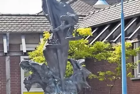 Historisch: Der Michaelsbrunnen mit Achtgötterstein in Dannstadt.