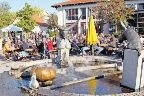 Gemütliche Stunden am „Ochs- und Eselbrunnen“: Hier findet im Sommer jeweils am zweiten Dienstag im Monat das Brunnenfest statt.