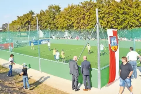 Der Ball rollt: Den Kunstrasenplatz hinter der Kurpfalzschule, der 2016 eingeweiht wurde, hat Dannstadt den „Freunden des Sports