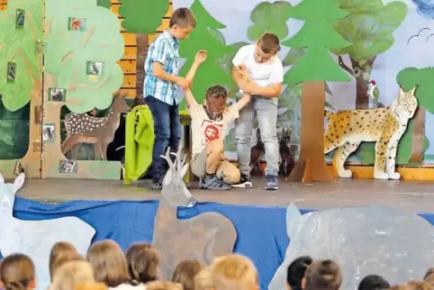 Die Grundschule Bruchweiler-Bärenbach zeigte ihr Theaterstück „Die drei Freunde“ rund um den Luchs.