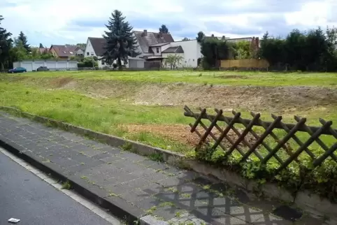 Ab August wird im Ligustergang die Fläche zwischen Von-Kobell-Weg und Fritz-Claus-Weg bebaut. Die alten Häuser sind schon weg. F