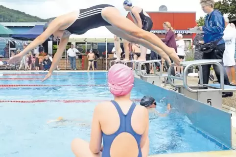Bei der Familienstaffel in Deidesheim springen pro Staffel zwei verschiedene Generationen ins Wasser.