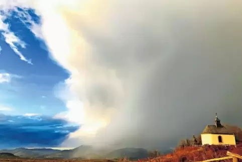 Eine Schlechtwetterfront über der Kleinen Kalmit bei Ilbesheim, von Fast geknipst.