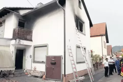 Die Ursache für den Brand in der Göcklinger Napoleonsgasse ist unklar. Ein Sachverständiger soll den Fall aufklären.