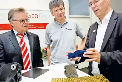 Math2Market-Geschäftsführer Andreas Wiegmann (rechts) erklärt Walter Scherer von der Wirtschaftsförderungsgesellschaft (links) u