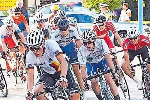 Auf den Runden durch Aßweiler wurde das Trofeo-Peloton langsam wieder trocken.