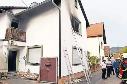 Die Nachbarn versuchten vergeblich, den Mann aus dem Haus zu retten.