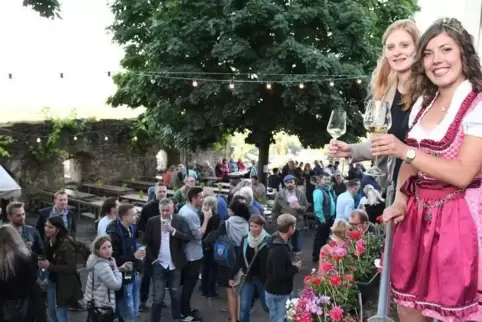 Svenja Hick (in Pink) ist die neue Weinprinzessin von Wachenheim. Mit ihrer Vorgängerin Ann-Katrin Renfer stößt sie auf ein erfo