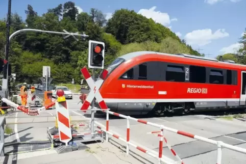 Immer wenn ein Zug kommt, muss der Bahnbedienstete auf der Biebermühle die Behelfsschranke für die Autos betätigen und den Geh- 