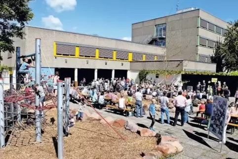 Einige der rund 130 Kinder der Grundschule nahmen am Samstag schon mal das Klettergerüst in Beschlag.