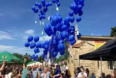 Hunderte Luftballons mit Grußbotschaften aus Europa an Europa steigen in den Germersheimer Himmel.  Foto: Iversen 