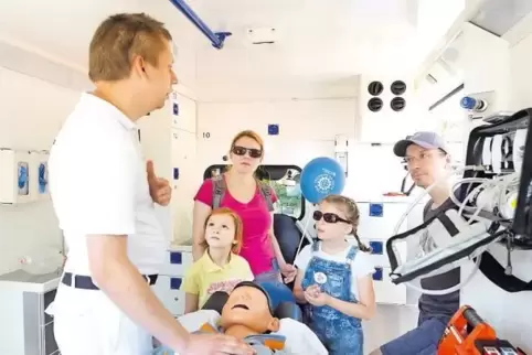 Einblicke ohne Ernstfall: Rettungssanitäter Markus Kapp vom Deutschen Roten Kreuz zeigt Familie Fabinger das Innere eines Rettun
