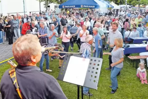 In Jubiläumsstimmung: Ganz Berghausen tanzt rund um den Brunnen vor dem Zehnthaus zur Musik der Broken Hearts.