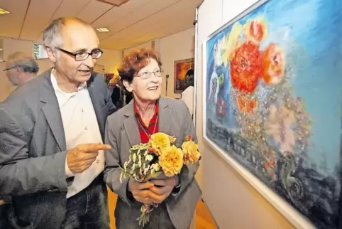 Freuen sich über die Ausdauer der Malklasse: Paul Platz und Renate Gross-Rollar vor einem der ausgestellten Bilder.