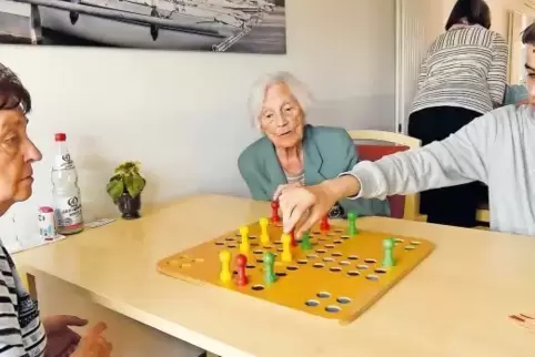 Netter Zeitvertreib: Schüler Nicklas spielt mit Elli Schollmeyer (links) und Karola Schmitt eine Seniorenversion von „Mensch ärg