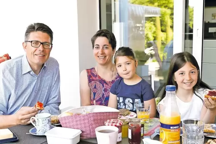 Der Sozialdemokrat Torsten Blank mag&rsquo;s am liebsten rot und s&uuml;&szlig; auf seinem Fr&uuml;hst&uuml;cksbr&ouml;tchen, hier mit seiner Familie zu Hause.