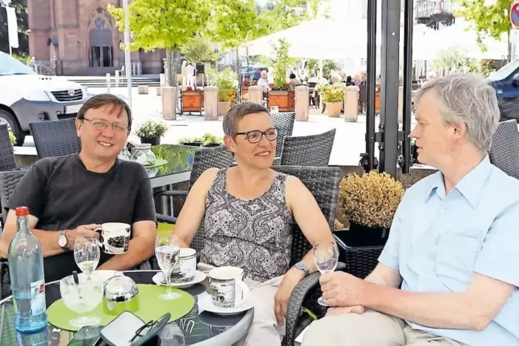 Gem&uuml;tlicher Plausch im Caf&eacute; mit Lebensgef&auml;hrte Bernhard Dobbe und Parteifreund Ulrich Teichmann (links): B&auml;rbel Conrad ist gelas