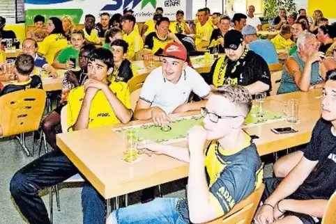 Da kam keine Freude auf: Spieler und Fans des SVM im Sportheim direkt nach der Ziehung.