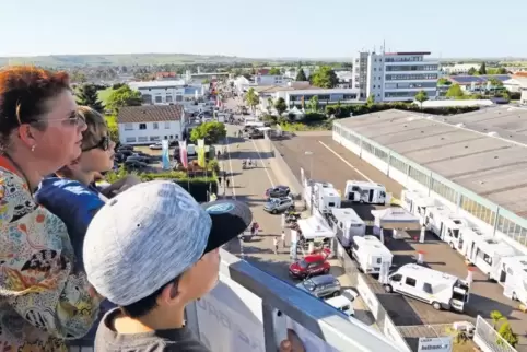 Industriemarkt von oben: Christine Bender und ihre Söhne Leon und Luke verschaffen sich im Teleskoplader von der Firma Schwab-St