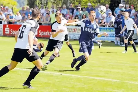 Der Herxheimer Mike Tiator (in Blau) gegen (von links) Markus Kott und Queichheims Kapitän Andreas Minch. Nach sechs Minuten erl